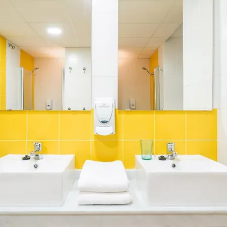 Benarraba Hostel بيت شباب *
