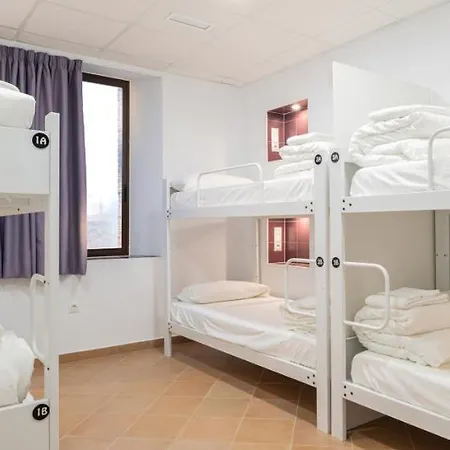 بيت شباب Benarraba Hostel
